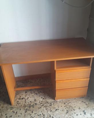Scrivania con casettiera
