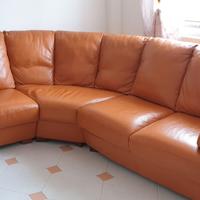 Divano in pelle completo di tavolino