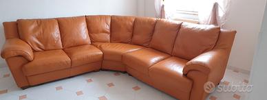Divano in pelle completo di tavolino