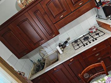 Cucina usata tenuta bene