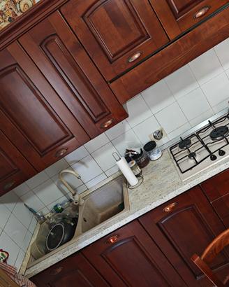Cucina usata tenuta bene