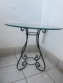 Tavolino in ferro battuto con piano in vetro