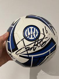 Pallone Inter campione 26, firmato dalla rosa
