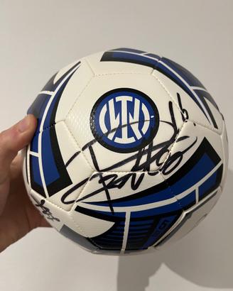 Pallone Inter campione 26, firmato dalla rosa