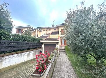 Villetta di testa con ampio giardino