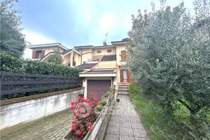 Villetta di testa con ampio giardino