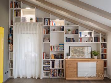 Libreria moderna per mansarda