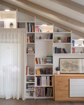 Libreria moderna per mansarda
