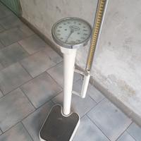 Bilancia pesa persona