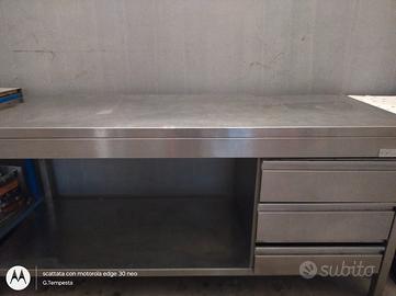 Tavolo da lavoro in acciaio inox professionale