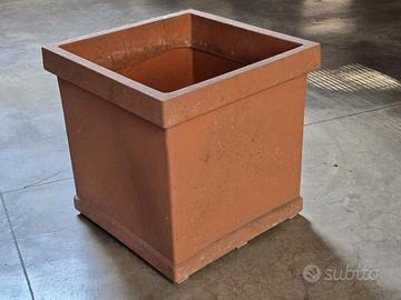 Vasi quadrati in resina effetto cotto