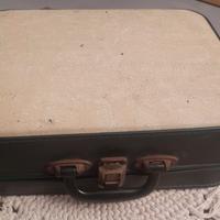 Valigia di cartone verde vintage