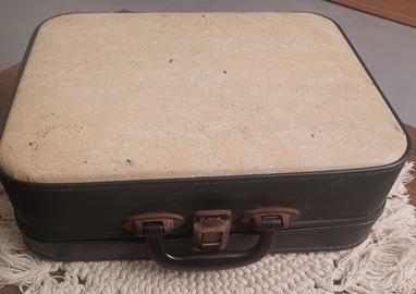 Valigia di cartone verde vintage