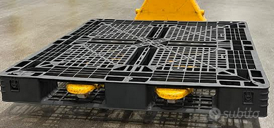 Bancali in Plastica usati dim. cm.  110x110x12