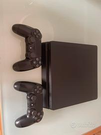 Playstation 4 con due controller
