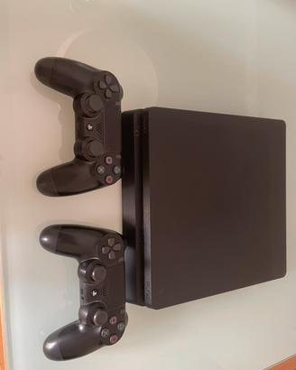 Playstation 4 con due controller