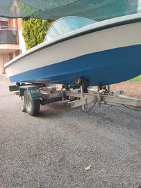 Barca a motore 