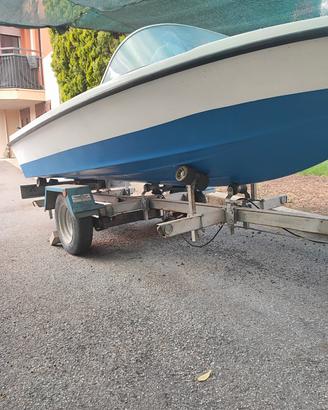 Barca a motore 