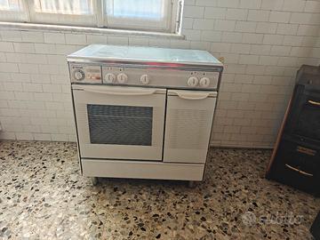 cucina a gas con forno, fornelli e scaldavivande