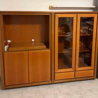 armadio in legno con vetrina