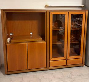 armadio in legno con vetrina