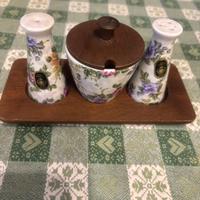 Set sale e pepe con vassoio in legno