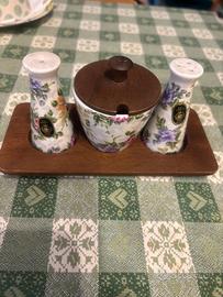 Set sale e pepe con vassoio in legno