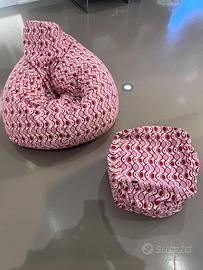 Set seduta con pouf piedi e tavolino breakfast