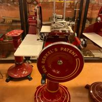 Affettatrice Berkel 9h restaurata con piedistallo