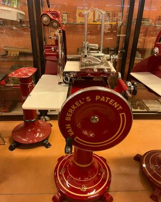Affettatrice Berkel 9h restaurata con piedistallo