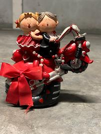 Statuina di sposi su una moto rossa