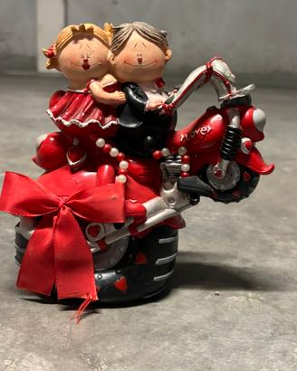 Statuina di sposi su una moto rossa