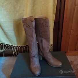 Stivali alti Nero Giardini in pelle beige 38