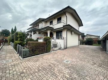 VILLA A SCHIERA A GREZZAGO