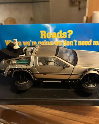 Modellino delorean ritorno al futuro