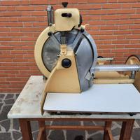 Affettatrice a volano antica