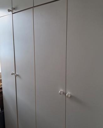 ampio e spazioso contenitore a scaffali
