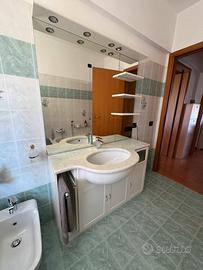 Mobile bagno con specchiera e lavabo