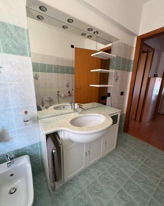Mobile bagno con specchiera e lavabo