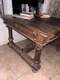 Tavolo in noce stile antico