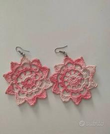 Orecchini realizzati all'uncinetto