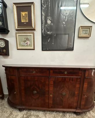 un'antica credenza