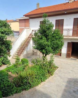 CASETTA INDIPENDENTE CON PICCOLO GIARDINO