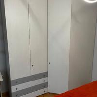 Cabina con armadio, scrivania e comodino