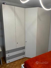 Cabina con armadio, scrivania e comodino