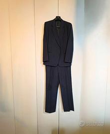Elegante abito classico da uomo in pura lana vergi
