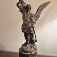 statua in bronzo di San Michele