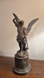 statua in bronzo di San Michele