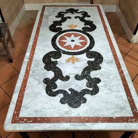 Tavolo in marmo intarsiato 