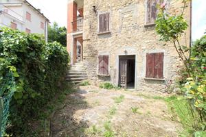 4 LOCALI A CARPINETI